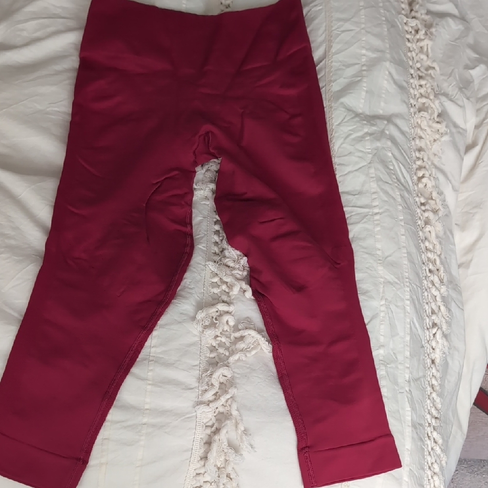 lululemon athletica Berry Red Compression Workout Leggings 3/4 Length Size 8